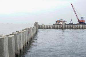 Aktivitas nelayan terganggu akibat proyek tanggul beton