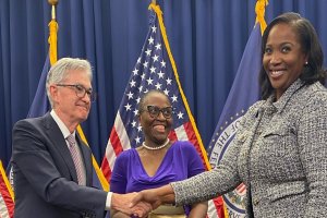 Lisa Cook mengambil sumpah jabatan sebagai anggota Dewan Gubernur The Fed pada hari Senin (23/5). Sumpah jabatan tersebut dibacakan oleh Ketua Jerome 