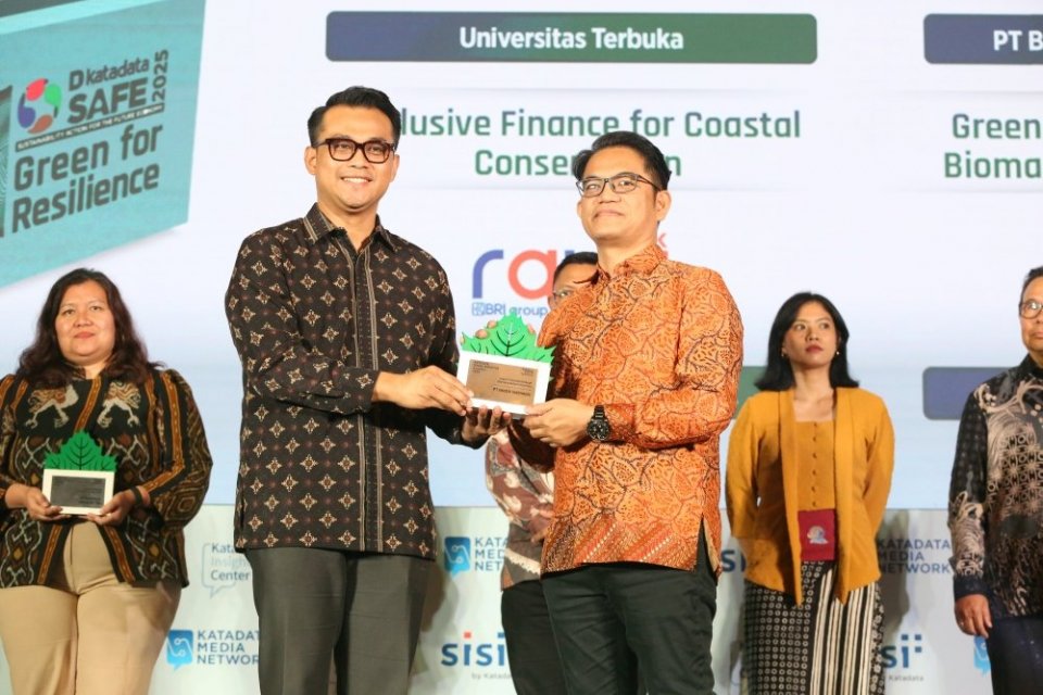 Maruli Sitompul, Sustainability Delivery Lead Nestlé Indonesia menerima penghargaan di acara Katadata Green Initiatives Awards (KGIA) 2025 di Jakarta, Rabu (10/9/2025).