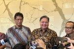  Menteri Keuangan Purbaya Yudhi Sadewa bersama Menko Perekonomian Airlangga Hartarto di gedung Kemenko Perekonomian, Jakarta, Jumat (12/9). 