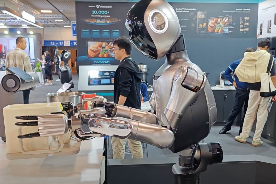 Robot R1 Dalam Video Demonstrasi - sumber: YouTube Robbyant R1