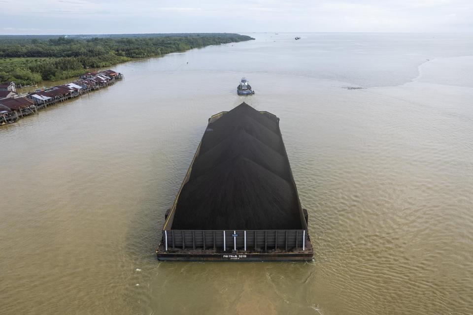 Kapal tongkang bermuatan batu bara menyusuri perairan Kuala Jambi di Tanjung Jabung Timur, Jambi, Sabtu (13/9/2025). Direktur Jenderal Mineral dan Batu Bara (Minerba) Kementerian ESDM Tri Winarno memastikan penerimaan negara bukan pajak (PNBP) dari sektor