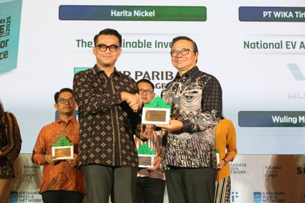 Tonny Gultom, Direktur Health, Safety, and Environment (HSE) Harita Nickel, mewakili perusahaan menerima penghargaan Katadata Green Initiatives Awards 2025.