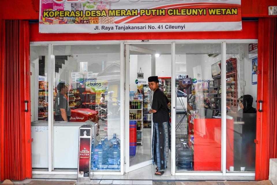 Warga membeli kebutuhan pokok di Koperasi Desa Merah Putih Cileunyi Wetan, Kabupaten Bandung, Jawa Barat, Senin (15/9/2025). Kementerian keuangan mengalokasikan anggaran sebesar Rp16 triliun untuk mendukung pembiayaan Koperasi Desa atau Kelurahan Merah Pu