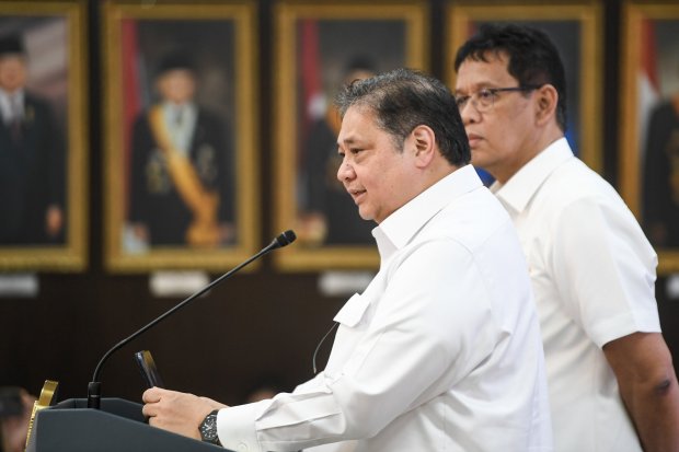 Menko Perekonomian Airlangga Hartarto (kiri) bersama Menkeu Purbaya Yudhi Sadewa (kanan) memberikan keterangan terkait program paket ekonomi usai rapa