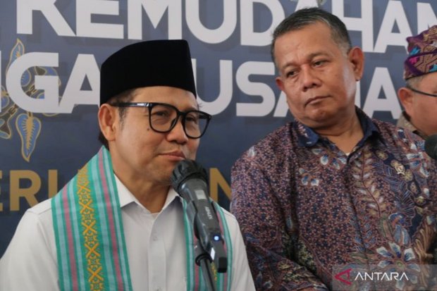 Menteri Koordinator Bidang Pemberdayaan Masyarakat Muhaimin Iskandar (kiri) bersama Wakil Menteri UMKM Helvi Muroza (kanan) menggelar konferensi pers 