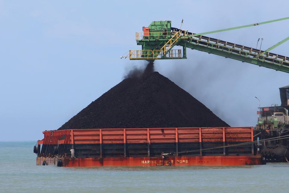 Aktivitas bongkar muat batu a milik salah satu perusahaan pertambangan di kawasan pantai Desa Peunaga Cut Ujong, Meureubo, Aceh Barat, Aceh, Rabu (17/9/2025). Kementerian Energi dan Sumber Daya Mineral (ESDM) menetapkan harga batu a acuan (HBA) periode ke