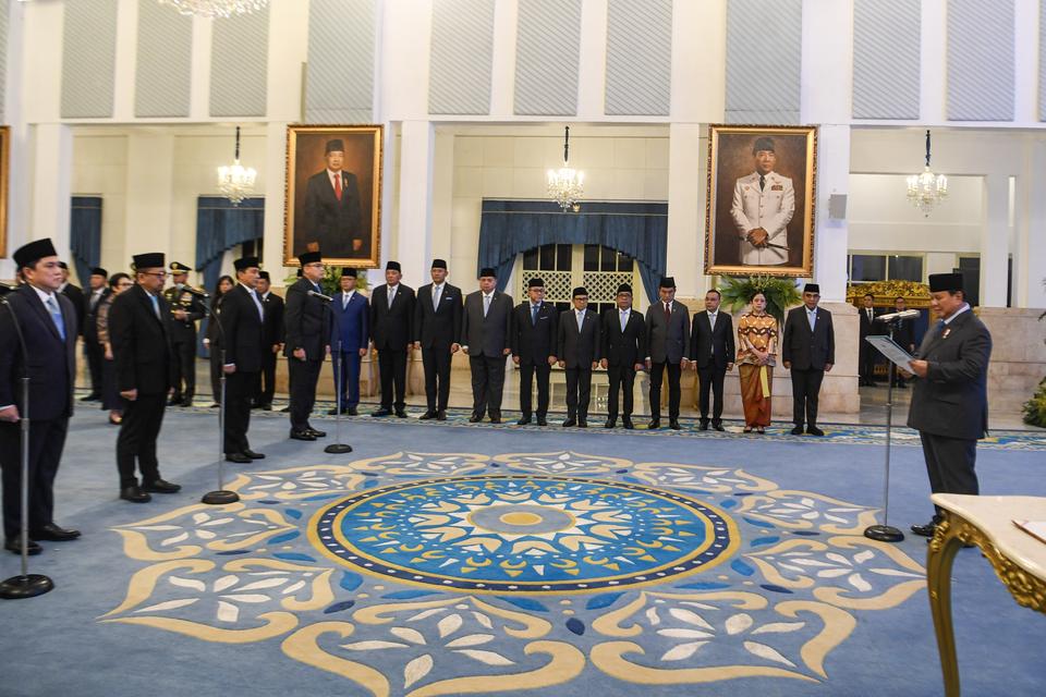 Presiden Prabowo Subianto (kanan) membacakan sumpah jabatan saat melantik menteri dan wakil menteri Kabinet Merah Putih di Istana Negara, Jakarta, Rabu (17/9/2025). 