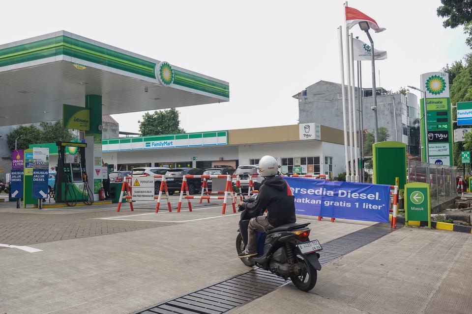 Pengendara sepeda motor melintas di SPBU BP Minangkabau, Jakarta, Rabu (17/9/2025). Kementerian Energi dan Sumber Daya Mineral (ESDM) menyatakan SPBU swasta yang kehabisan stok BBM dapat menjalin kerja sama pasokan dengan PT Pertamina (Persero) melalui sk