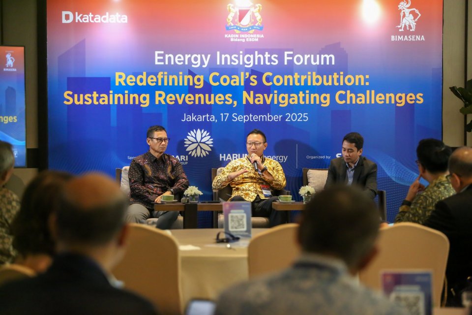 Kiri ke kanan: Presiden Direktur PT Adaro sekaligus Ketua Asosiasi Pertambangan batu bara Indonesia (APBI-ICMA), Priyadi, Wakil Ketua Umum Kamar Dagang dan Industri (KADIN) Bidang Energi dan Sumber Daya Mineral (ESDM) Aryo Djojohadikusumo, dan Manager of 