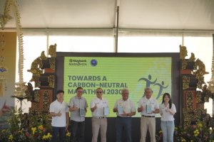 Maybank Marathon 2025 menjadi ajang lari internasional pertama di Indonesia yang secara konsisten diarahkan menuju netralitas karbon pada tahun 2030.