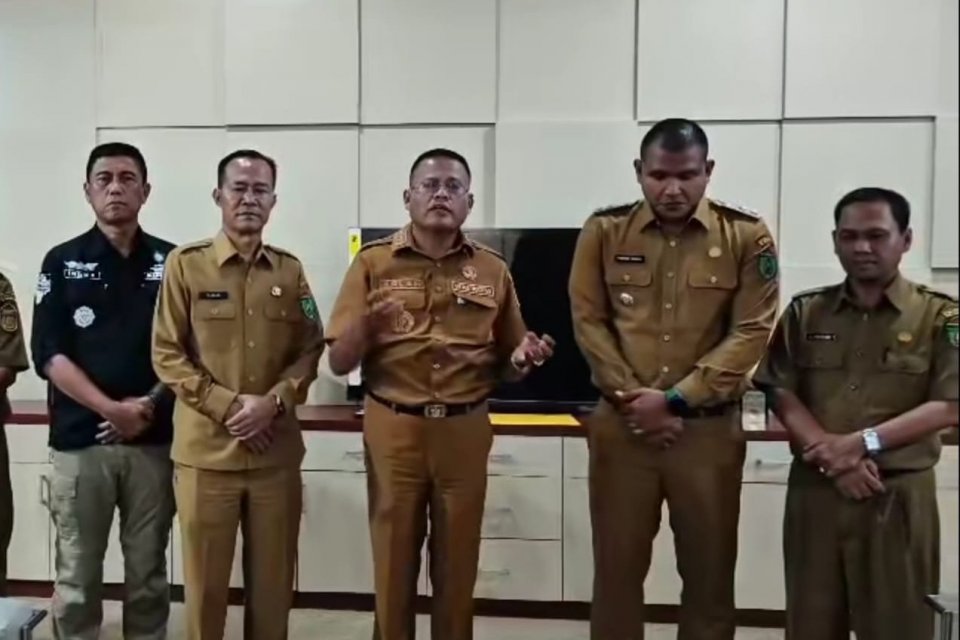Wali Kota Prabumulih, Arlan (tengah), meminta maaf setelah viral video mengenai pencopotan Kepala SMP Negeri 1 Kota Prabumulih Roni Ardiansyah (kedua dari kanan).