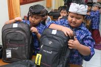 Bantuan perlengkapan sekolah bagi siswa terdampak banjir
