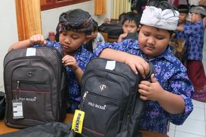 Bantuan perlengkapan sekolah bagi siswa terdampak banjir