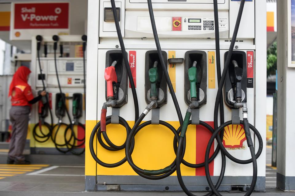 Petugas SPBU membersihkan mesin pengisian BBM di SPBU Shell, Jalan Margonda Raya, Depok, Jawa Barat, Kamis (18/9/2025). Menteri Energi dan Sumber Daya Mineral (ESDM) Bahlil Lahadalia memastikan pemerintah terus memantau situasi di lapangan, termasuk poten