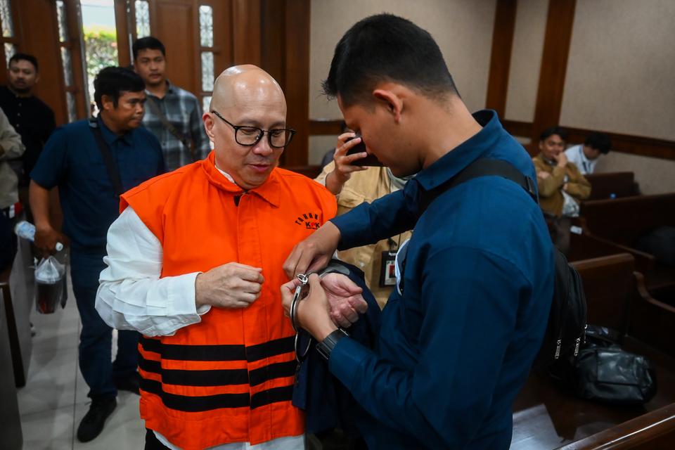 Terdakwa kasus dugaan korupsi pengelolaan dana investasi PT Taspen, Antonius NS Kosasih (kiri) bersiap mengikuti sidang tuntutan di Pengadilan Tipikor, Jakarta, Kamis (18/9/2025). 