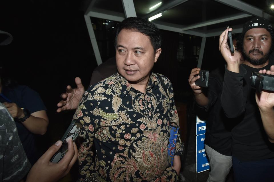 Direktur Jenderal Penyelenggaraan Haji dan Umrah Kementerian Agama Hilman Latief (tengah) berjalan keluar usai diperiksa sebagai saksi di Gedung Merah Putih KPK, Jakarta Selatan, Kamis (18/9/2025). Hilman Latief dimintai keterangan terkait penyelidikan k