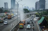 Penyemprotan water mist untuk menekan polusi udara Jakarta
