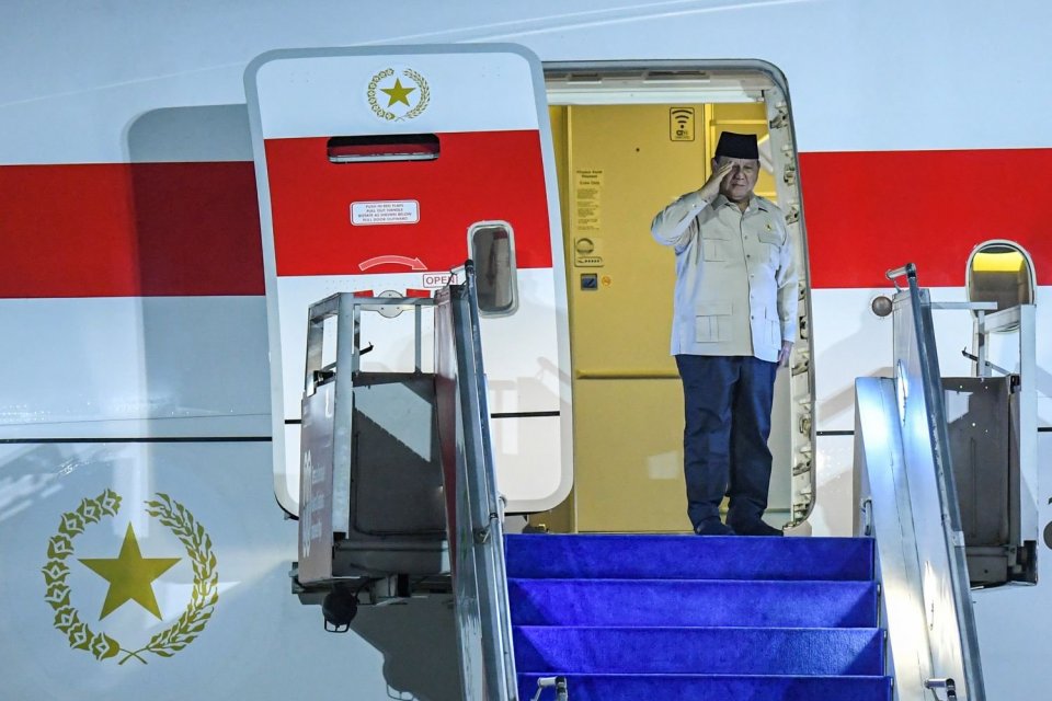 Presiden Prabowo Subianto melambaikan tangan dari atas Pesawat Kepresidenan sebelum bertolak di Bandara Halim Perdanakusuma, Jakarta, Jumat (19/9/2025). 