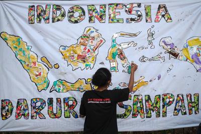 Kampanye darurat sampah di Kendari
