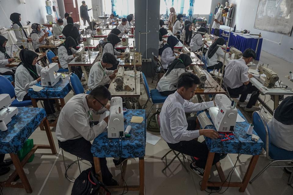 Peserta belajar menjahit kain saat mengikuti pelatihan keterampilan di UPTD Balai Latihan Kerja (BLK), Kabupaten Batang, Jawa Tengah, Senin (22/9/2025). 