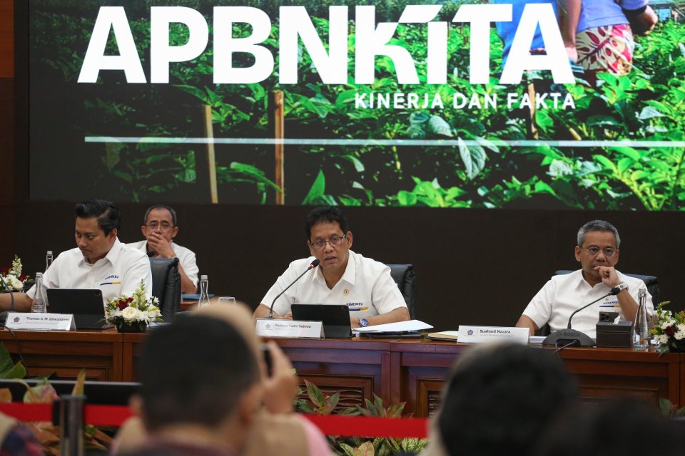 Menteri Keuangan Purbaya Yudhi Sadewa (tengah) didampingi Wakil Menteri Keuangan Thomas A. M. Djiwandono (kiri) dan Suahasil Nazara saat menyampaikan pemaparan pada konferensi pers APBN KiTa di Kantor Kementerian Keuangan, Jakarta, Senin (22/9/2025). 