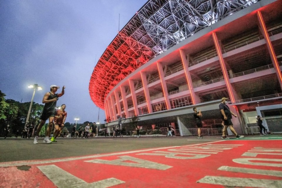 Warga sedang berlari mengelilingi GBK.