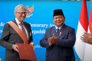 Prabowo menganugerahi Bintang Jasa Utama kepada Bill Gates dalam pertemuan di Hotel Millennium Hilton New York One UN Plaza pada Selasa (23/9) waktu A