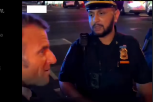 Presiden Prancis Emmanuel Macron yang sedang berjalan kaki pada Senin (22/9) malam waktu Amerika Serikat, disetop polisi di New York, karena iring-iri