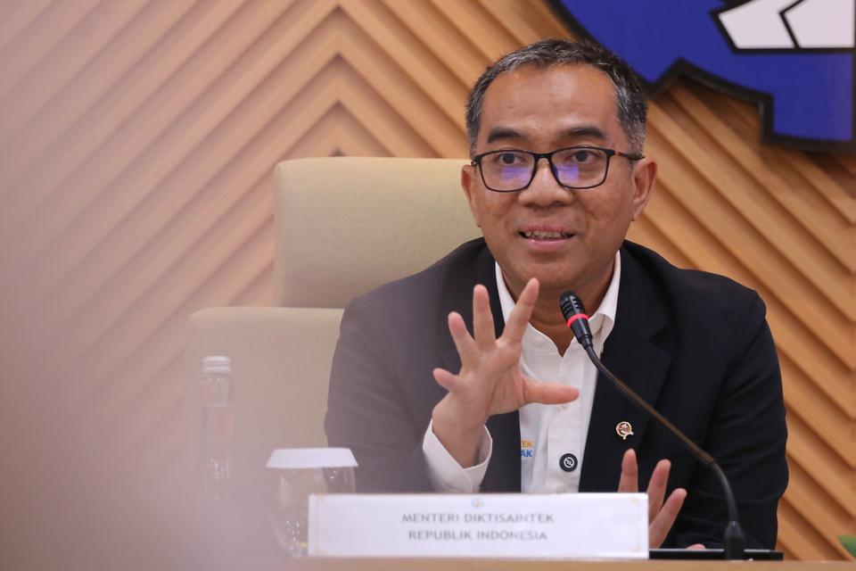 Menteri Pendidikan Tinggi, Sains dan Teknologi (Mendikti Saintek) Brian Yuliarto menyampaikan arahan saat Forum Wakil Rektor bidang kerja sama di Surabaya, Jawa Timur, Kamis (25/9/2025). Forum wakil rektor yang dihadiri sebanyak 54 peserta dari 32 perguru