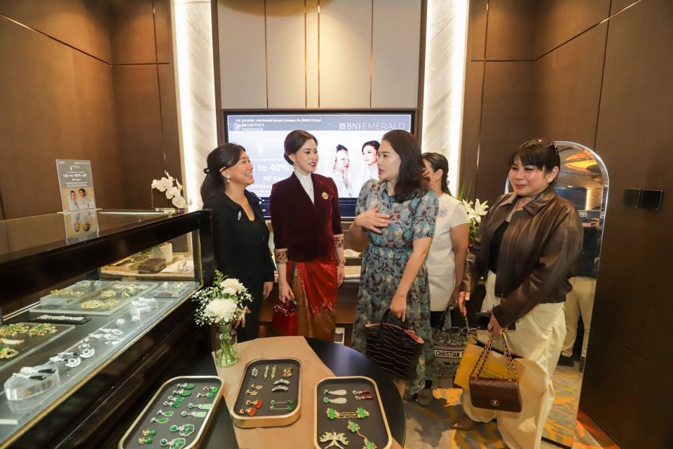 Wakil Direktur Utama BNI Alexandra Askandar menjelaskan, pembukaan Emerald Center di PIM, Jakarta Selatan.