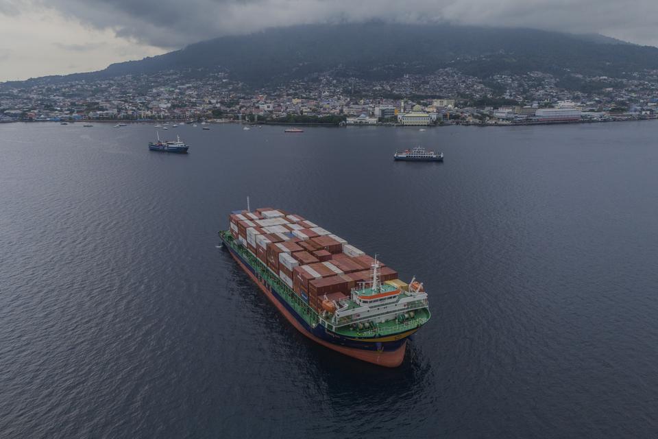 Foto udara kapal mengangkut peti kemas saat lego jangkar di perairan Ternate, Maluku Utara, Sabtu (27/9/2025). Kementerian Keuangan menyebut neraca perdagangan Indonesia pada Agustus 2025 surplus 5,3 miliar dolar AS lebih tinggi dibandingkan Juli yang sur