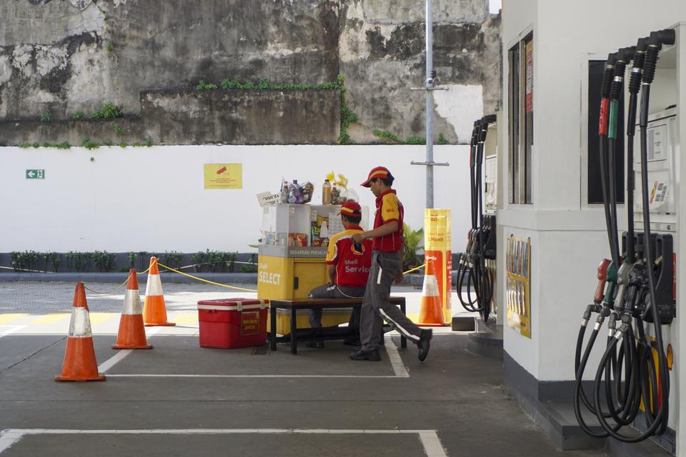 Petugas menunggu calon konsumen di SPBU Shell di Jalan Menteng Raya, Jakarta, Minggu (28/9/2025). PT Shell Indonesia bakal melepas seluruh bisnis stasiun bahan bakar umum (SPBU) kepada perusahaan patungan baru (joint venture) Citadel Pacific Limited dan S
