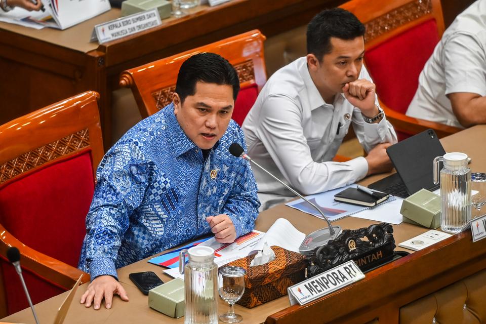 Menteri Pemuda dan Olahraga (Menpora) Erick Thohir (kiri) bersama Wamenpora Taufik Hidayat (kanan) mengikuti rapat kerja bersama Komisi X DPR di Kompleks Parlemen, Senayan, Jakarta, Senin (29/9/2025). 