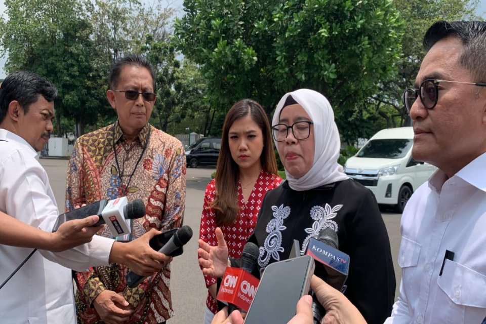 Wakil Ketua Dewan Pers, Totok Suryanto (kedua kiri) saat pengambilan ID pers Istana jurnalis CNN Indonesia Diana Valencia pada Senin (29/9). Foto: M Fajar Riyandanu/Katadata