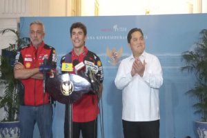 Juara Dunia Moto GP 2025, Marc Marquez (tengah) saat konferensi pers di Istana Kepresidenan, Jakarta, Senin (30/9). 