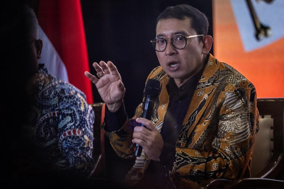 Menteri Kebudayaan Fadli Zon menjawab pertanyaan wartawan saat Taklimat media pengembalian fosil koleksi Eugene Dubois di Museum Nasional Indonesia, Jakarta, Kamis (2/10/2025). Dalam taklimat media itu Menteri Kebudayaan Fadli Zon menyatakan menerima peng