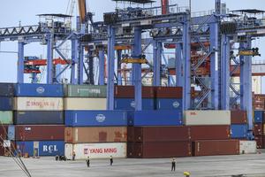 Neraca perdagangan Indonesia surplus 64 bulan berturut-turut