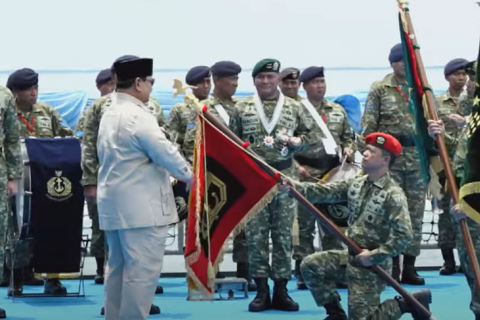 Presiden Prabowo Subianto melangsungkan inspeksi kekuatan maritim TNI Angkatan Laut (AL) di Kolinlamil, Jakarta Utara, Kamis (2/10). Foto: Youtube/Sekretariat Presiden