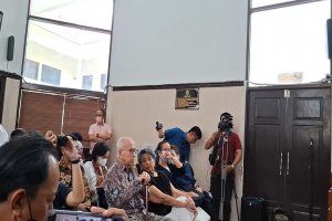 Nono Anwar Makarim, ayah dari Nadiem Makarim, dan istrinya menghadiri sidang praperadilan yang digelar di Pengadilan Negeri (PN) Jakarta Selatan, Juma