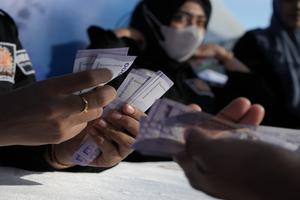 Penukaran uang rupiah di Wakatobi Wave 2025