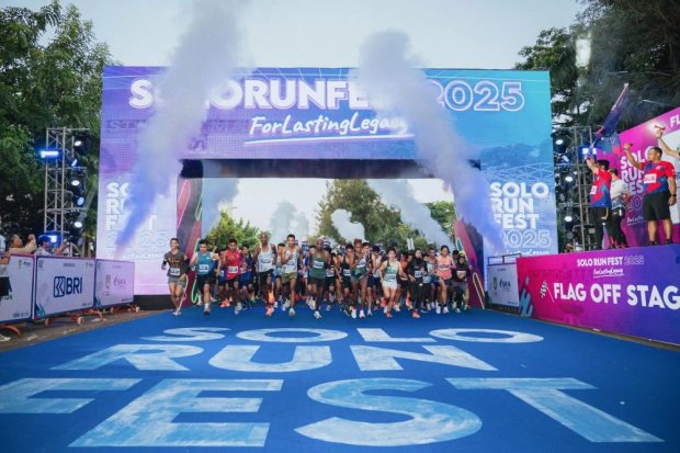 Ribuan pelari memadati garis start Solo Run Fest 2025 di Taman Balekambang, Solo.