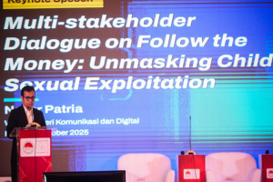 Wamenkomdigi Nezar Patria memberikan keynote speech dalam acara Multistakeholder Dialogue on Follow the Money: Unmasking Child Sexual Exploitation thr