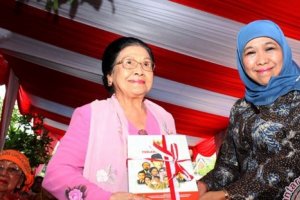 Karlinah Umar Wirahadikusumah bersama Khofifah Indar Parawansa.
