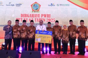 Kepala Staf Kepresidenan Qodari menerima secara simbolis Kartu ATM Co-Branding bank bjb dan PWRI dalam peringatan HUT ke-63 PWRI di Jakarta, Minggu (5