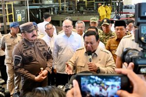 Presiden Prabowo Subianto saat penyerahan aset barang rampasan negara ke PT Timah di Pangkalpinang, Babel, Senin (6/10). 