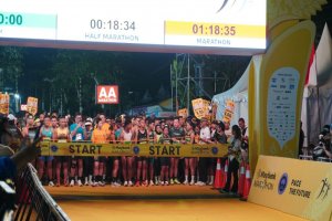 Ribuan pelari dari dalam dan luar negeri memadati garis start Maybank Marathon 2025 di Gianyar, Bali, pada 24 Agustus 2025.