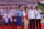 Menteri Komdigi Meutya Hafid saat peluncuran Sekolah Garuda di di SMAN Siwalima Ambon, Maluku, Rabu (8/10).