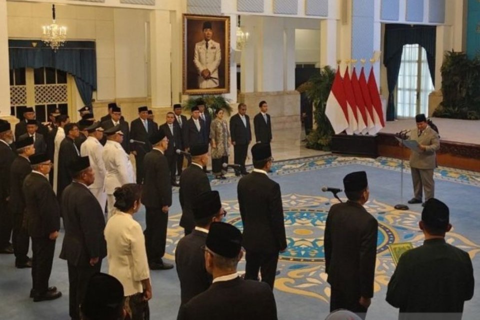 Presiden RI Prabowo Subianto membacakan sumpah pada pelantikan duta besar RI di Istana Negara, Jakarta, Rabu (8/10/2025).