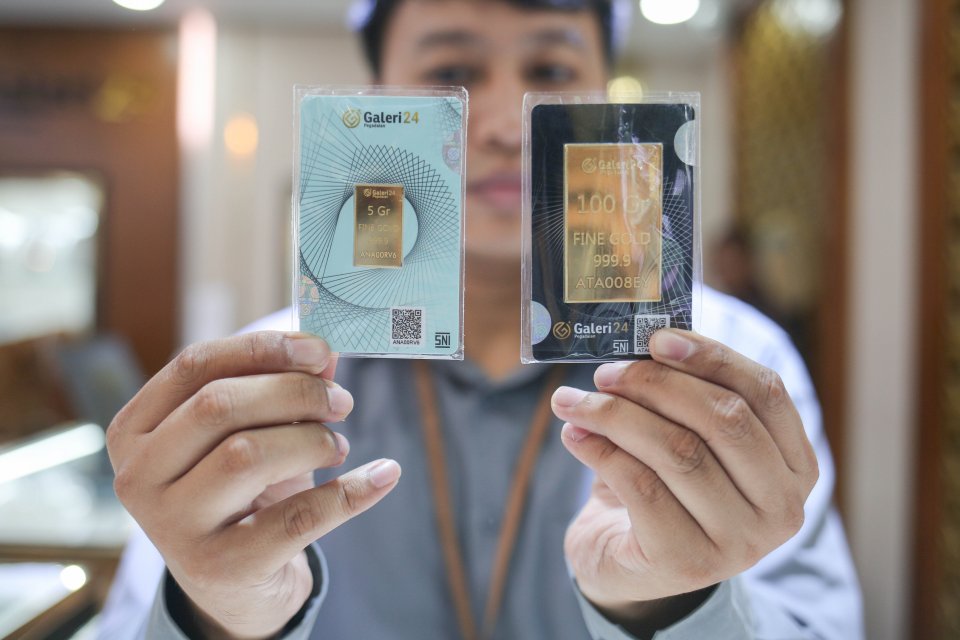 Petugas menunjukkan emas batangan di Galeri 24 Pegadaian, Salemba, Jakarta, Rabu (8/10/2025). Situs Sahabat Pegadaian mencatat harga emas Galeri 24 berada di angka Rp2,304 juta per gram, naik Rp20 ribu per gram. Harga emas Antam Rp2,411 juta per gram, nai